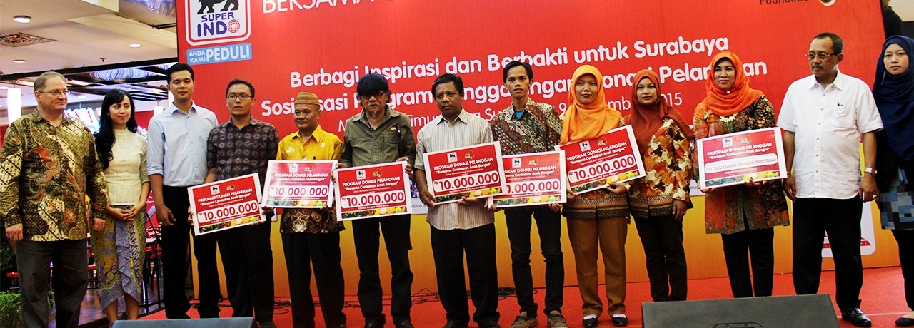 Super Indo dan Kick Andy berikan donasi pelanggan untuk dukung pendidikan anak di Surabaya