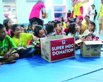 Donasi pelanggan Super Indo kepada Yayasan Hidung Merah