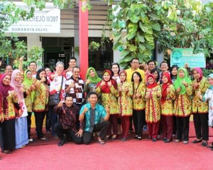 Super Indo dan Kick Andy berikan donasi pelanggan untuk dukung pendidikan anak di Surabaya