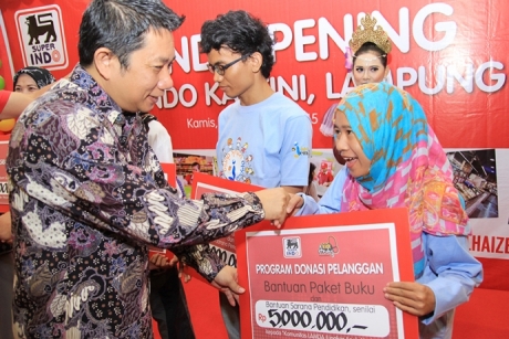 Bersama Kick Andy Foundation, Super Indo serahkan bantuan di Bandar Lampung
