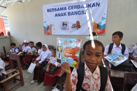 Super Indo Serahkan Bantuan ke Sekolah yang Terdampak Gempa & Tsunami 
