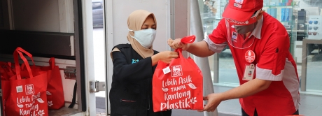 Kolaborasi Super Indo Bersama Foodbank of Indonesia Salurkan Bantuan Karyawan
